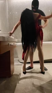 [原创]红色礼裙的骚货，艹完还要下楼继续年会的